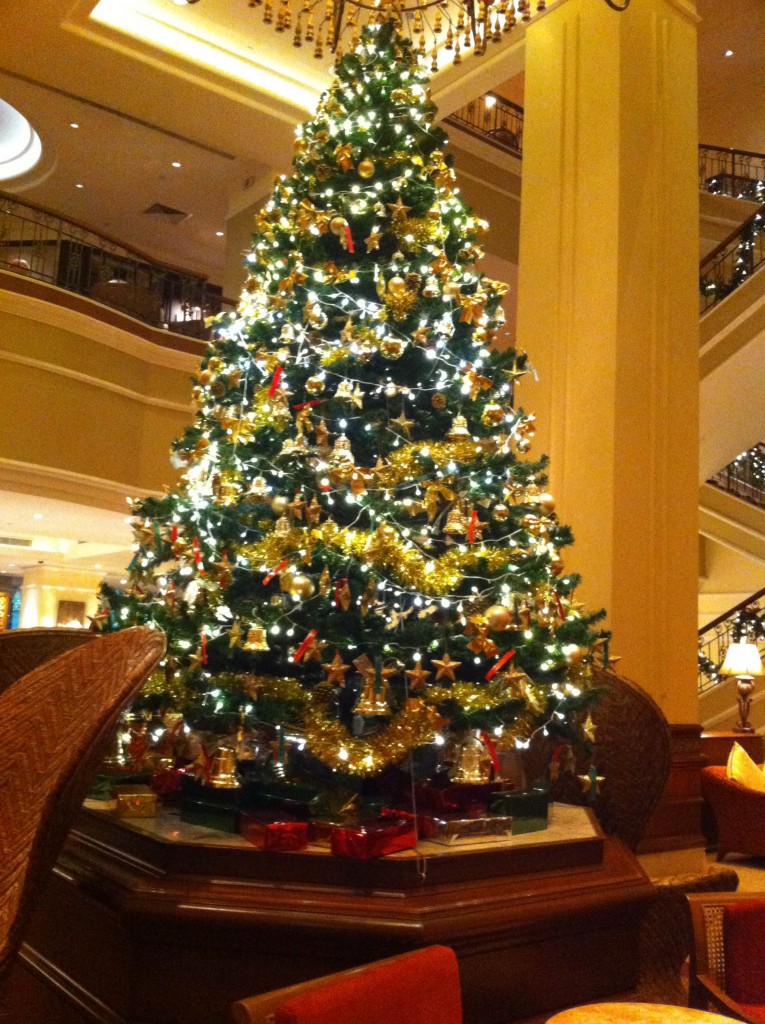 ヤンゴンのシャングリラホテルのクリスマスツリー