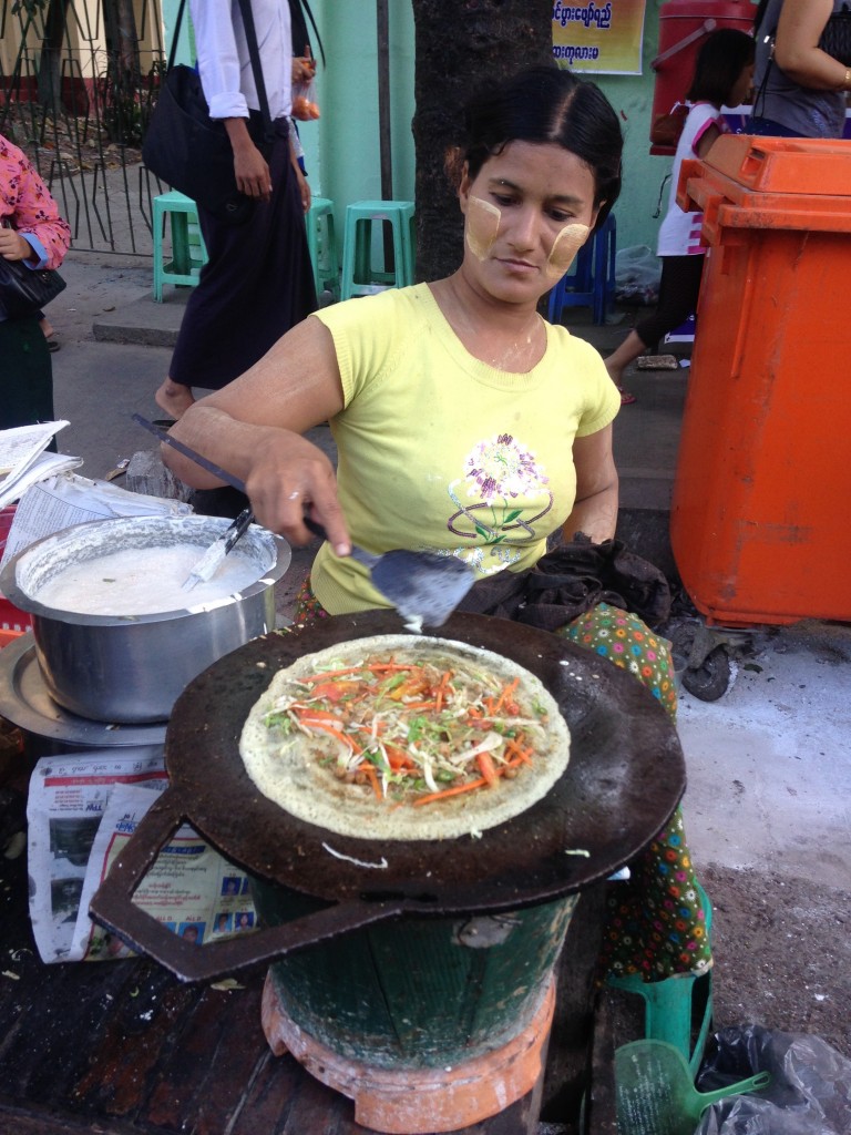 ヤンゴンの野菜巻き焼きの屋台