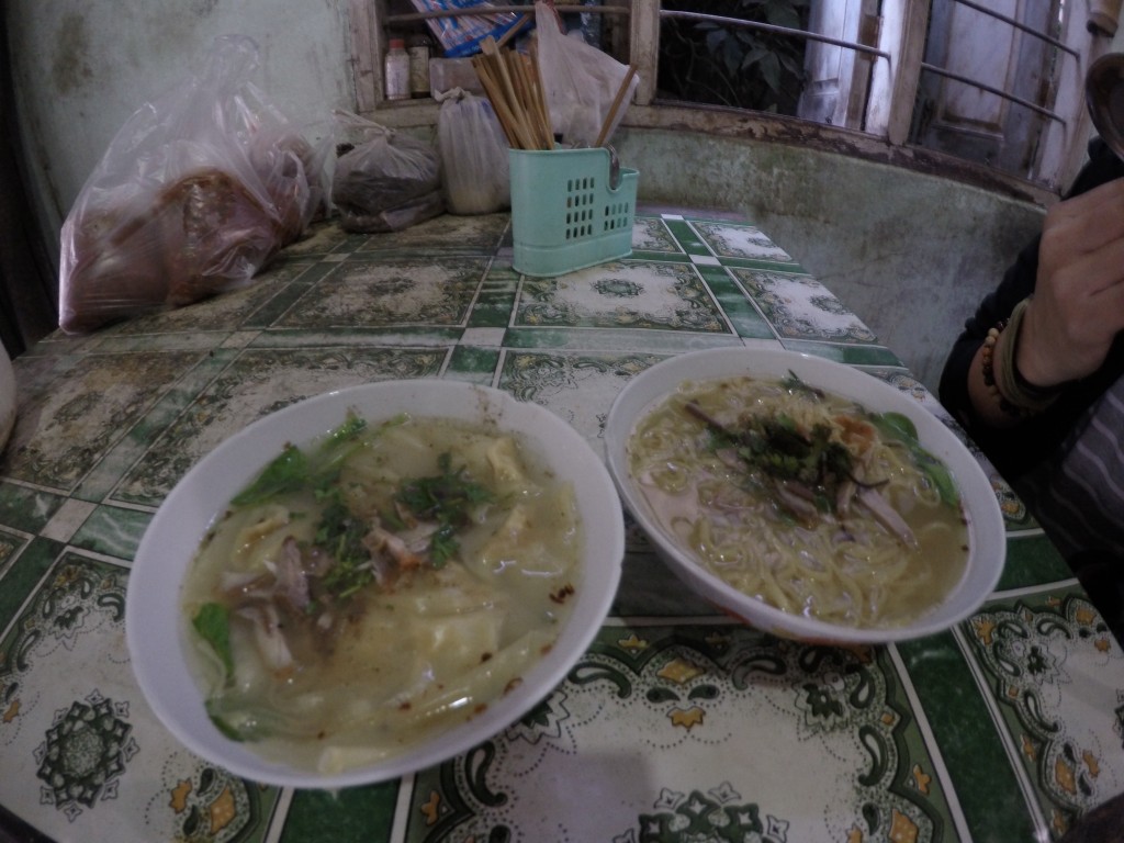 ミャンマー北部　シーポー　中華麺　餃子　ワンタン