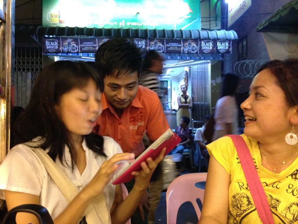ヤンゴンのBBQ通りの店でブッダに話しかけるかよ