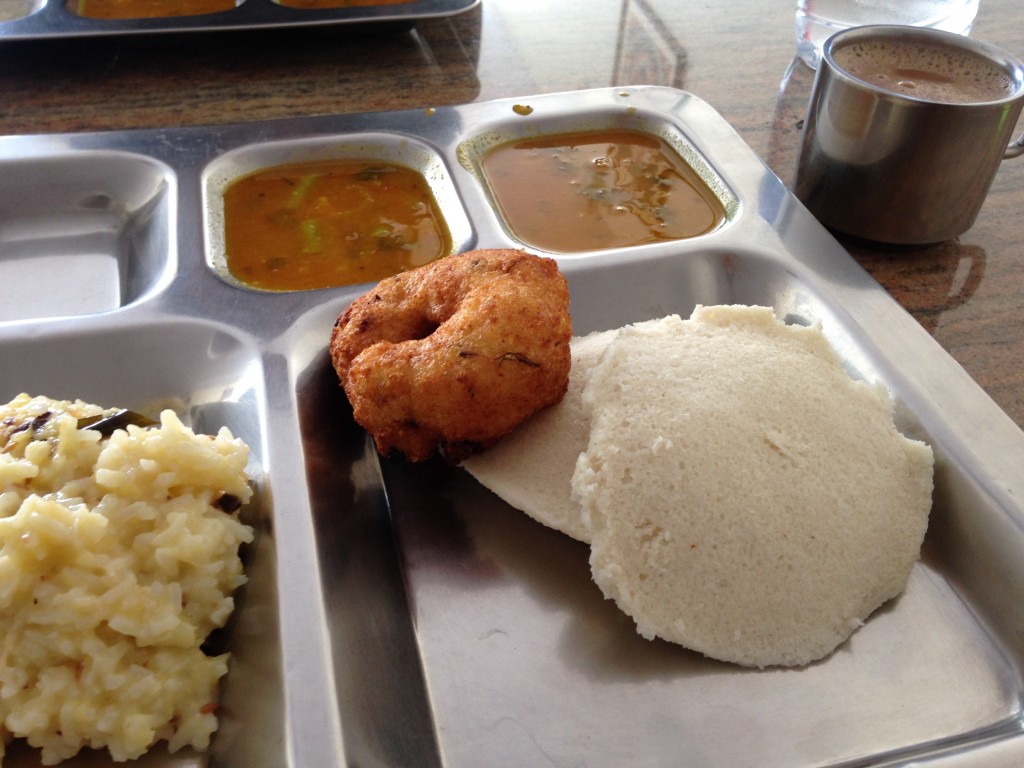 インド　バンガロール　MGロード　アジャンタトリニティーイン　朝食　カレー