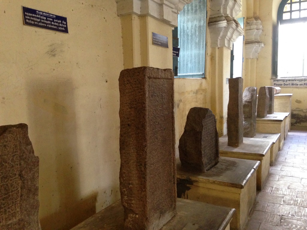 インド　マドゥライ　王宮　石碑　博物館