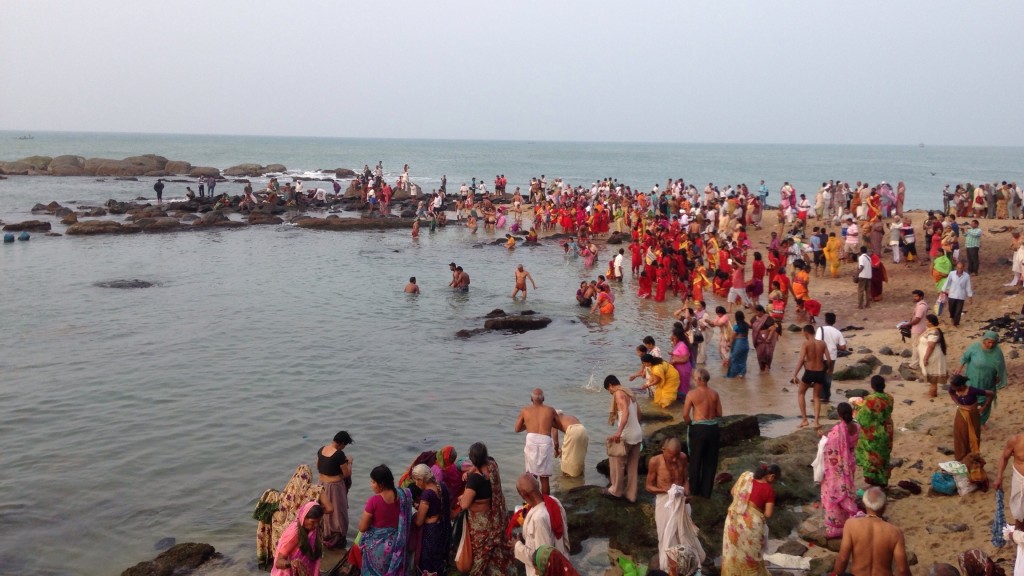 インド最南端　カニャクマリ　コモリン岬　沐浴　ヒンドゥー教