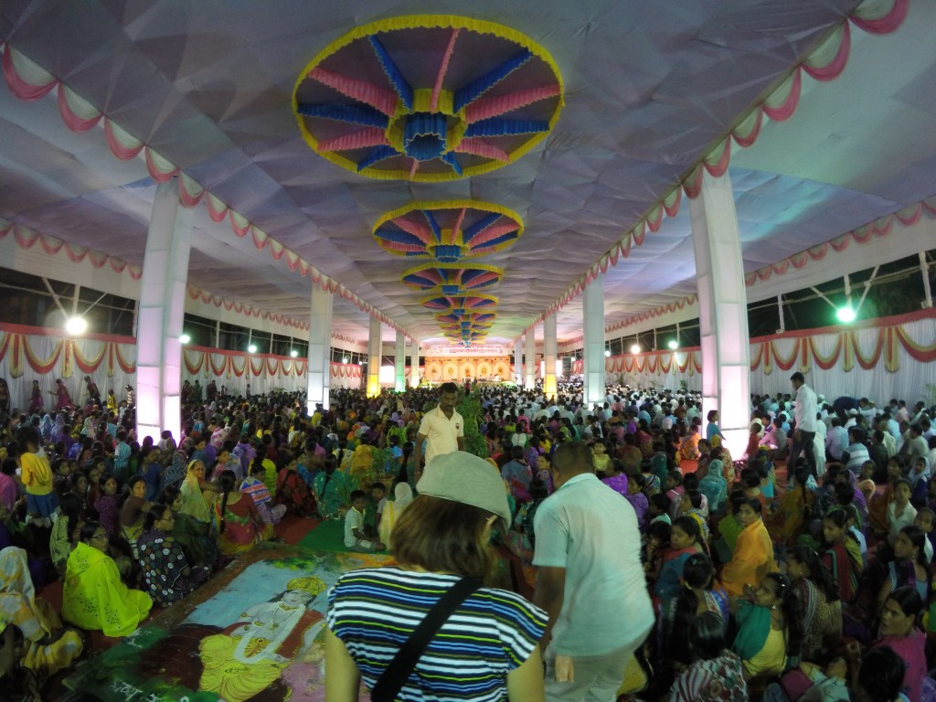 インド　ヒンドゥー教　1,000人　集会　お祈り