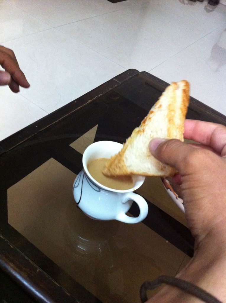 インド　ホームステイ　朝食　チャイ　パン
