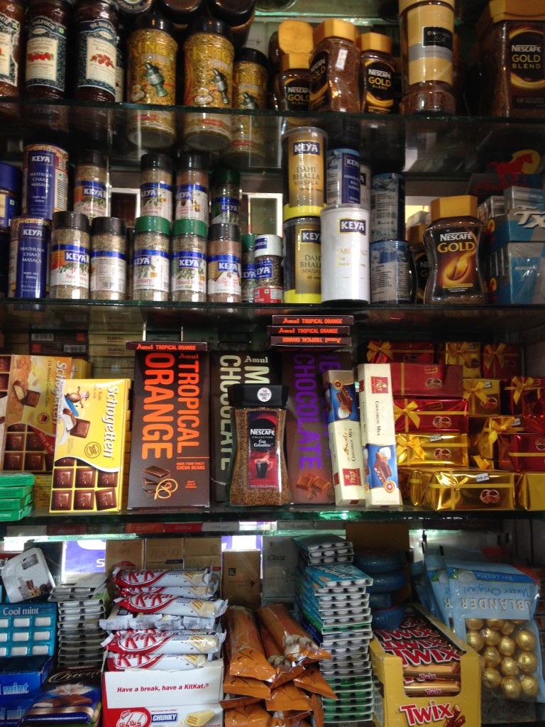 お買い物 タウン スリナガル カシミール インド 世界一周 旅 ブログ　輸入　チョコ