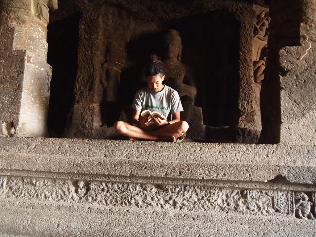 ローカルバス 45分 世界遺産 エローラ 石窟 寺院 インド 世界一周 旅 ブログ　仏教