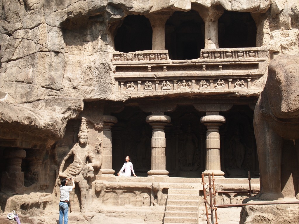 ローカルバス 45分 世界遺産 エローラ 石窟 寺院 インド 世界一周 旅 ブログ　ヒンドゥー教