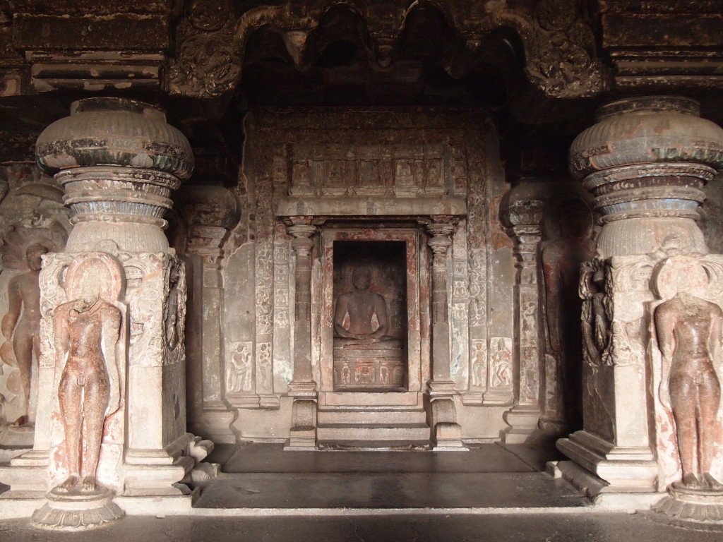 ローカルバス 45分 世界遺産 エローラ 石窟 寺院 インド 世界一周 旅 ブログ　ヒンドゥー教