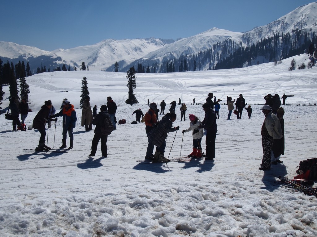 インド　カシミール　グルマルグ　雪山　インド人　スキー体験