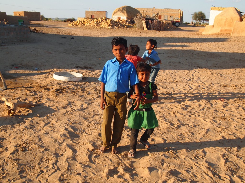 インド クーリー 700円 キャメルサファリ 砂漠 体験 ジャイサルメール 世界一周 旅 ブログ　村の子供達
