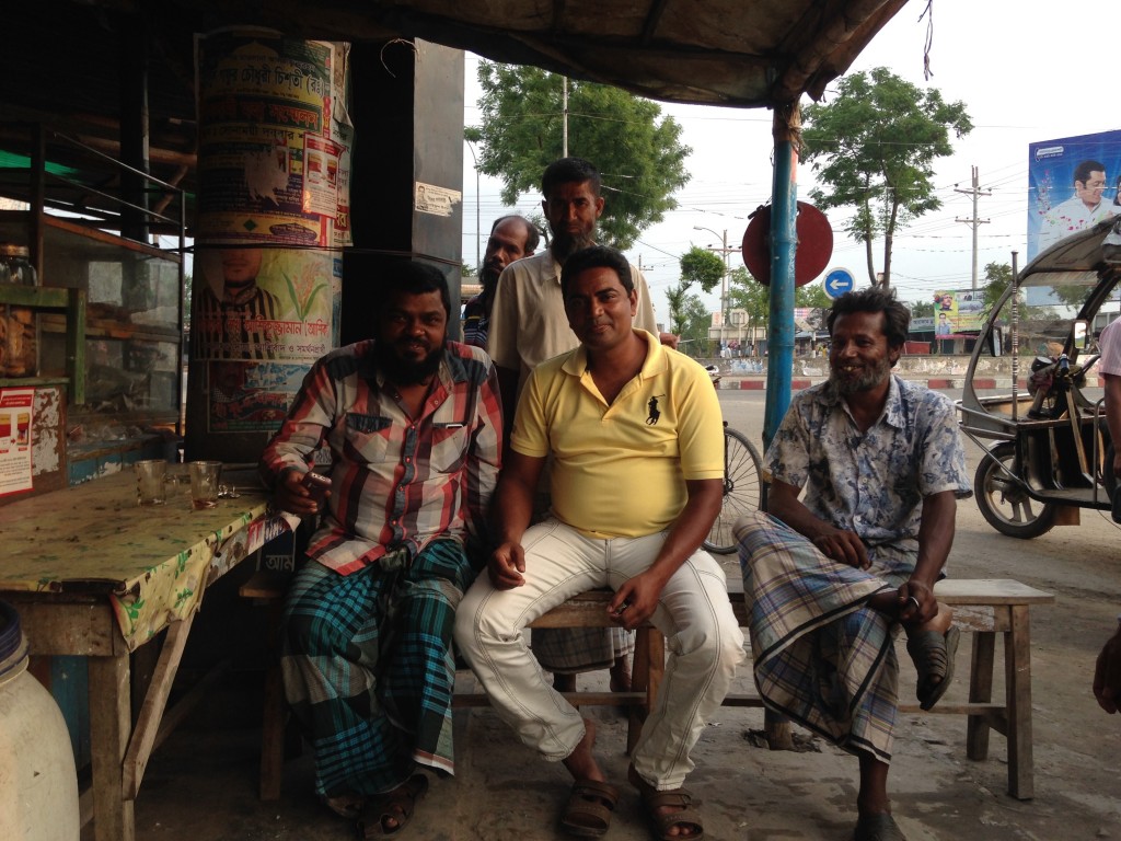 国境線 インド バングラデシュ 世界一周 旅 ブログ　茶　おっちゃんたち
