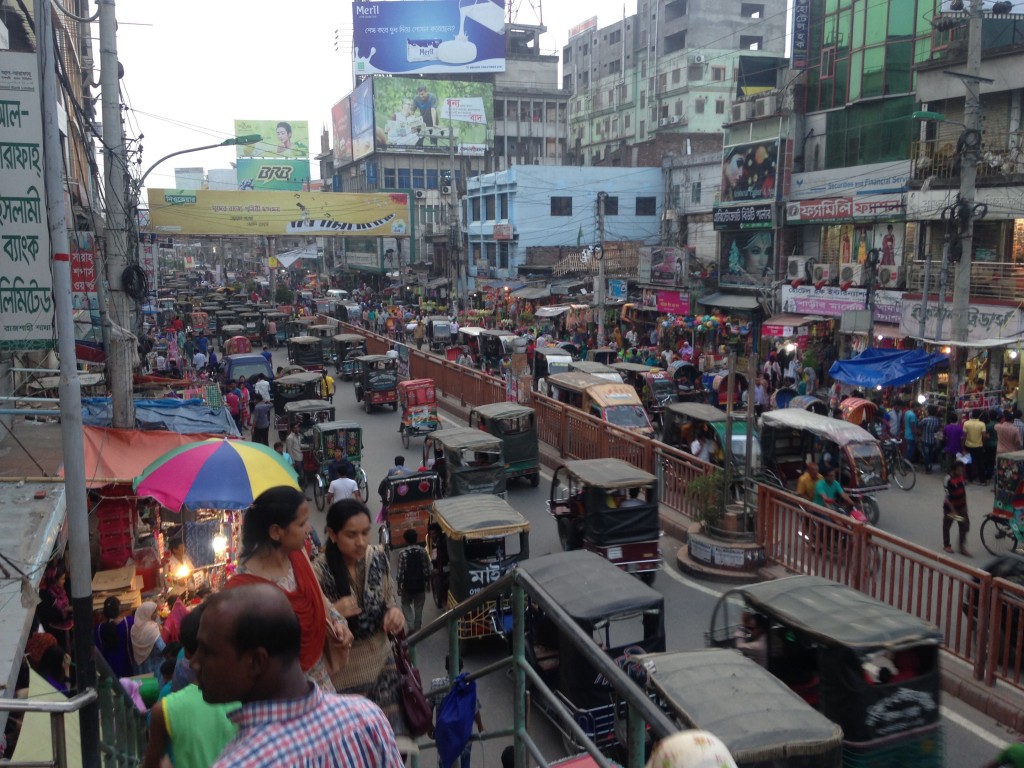 相性 問題 意識 ラッシャヒ バングラデシュ 世界一周 旅 ブログ　街中　人混み