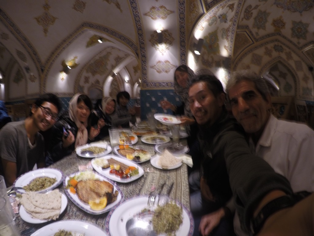 SIM カード 恩人 ディナー イラン 高級レストラン 魚 世界一周 旅 夫婦 ブログ