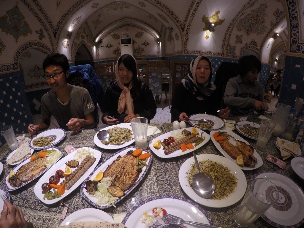 SIM カード 恩人 ディナー イラン 高級レストラン 魚 世界一周 旅 夫婦 ブログ