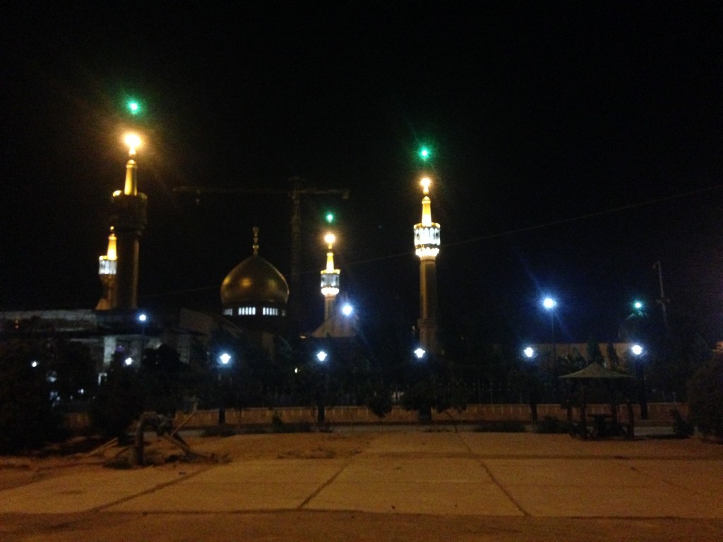 イラン 人 家 モスク ドライブ 世界一周 旅 ブログ　エマーム・ホメイニーさんのお墓　夜のピクニック