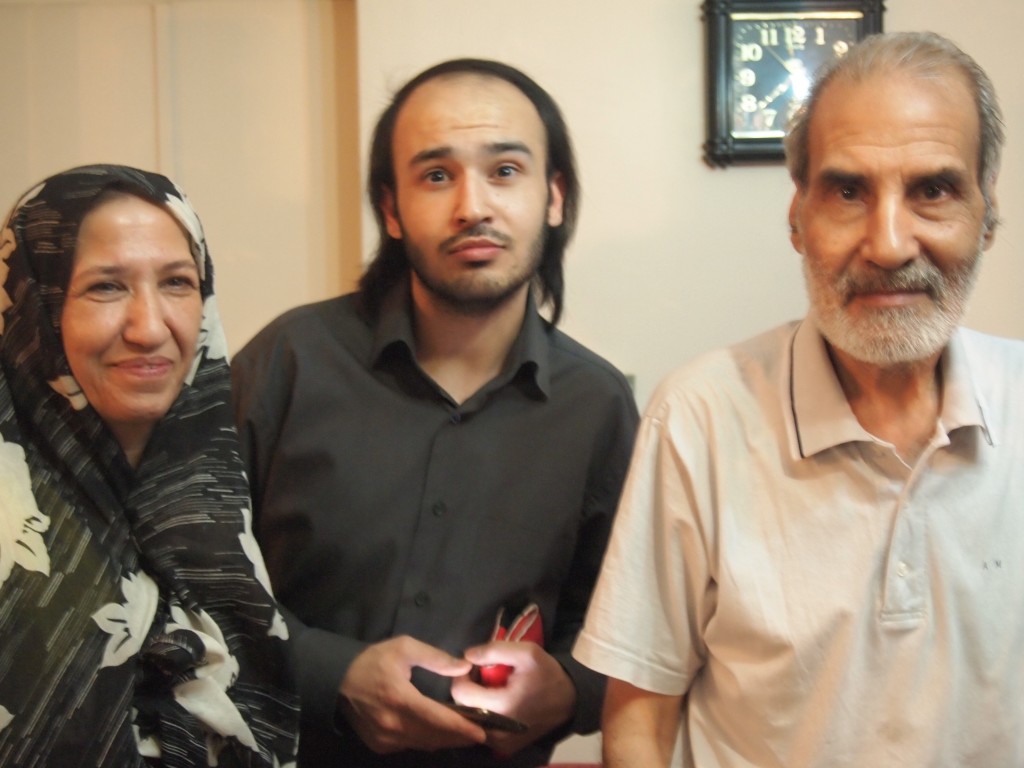 イラン 人 家 モスク ドライブ 世界一周 旅 ブログ　メロッジ　パパ　ママ　お呼ばれ