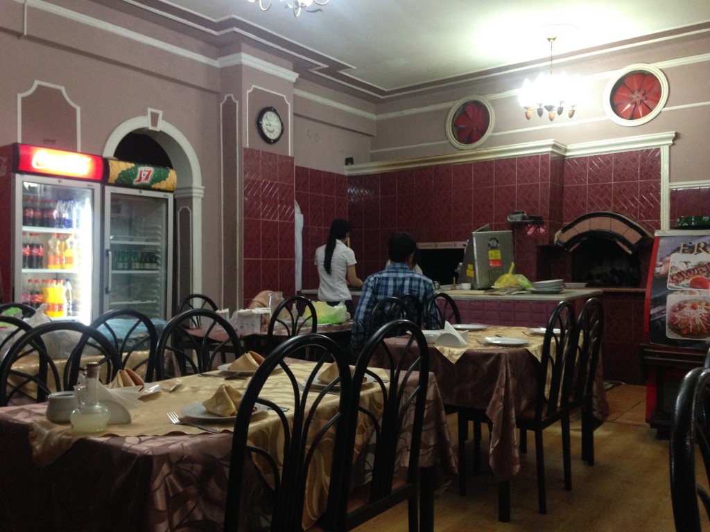 トルクメニスタン　アッシガバード　レストラン