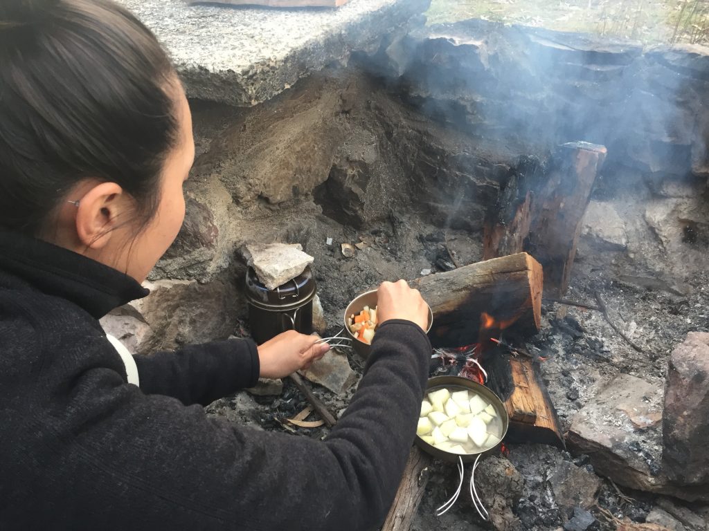 キャンプ 野営 スタイル タスマニア 自然 道具 ダッチオーブン コッヘル マキネッタ 世界一周 旅 ブログ 夫婦