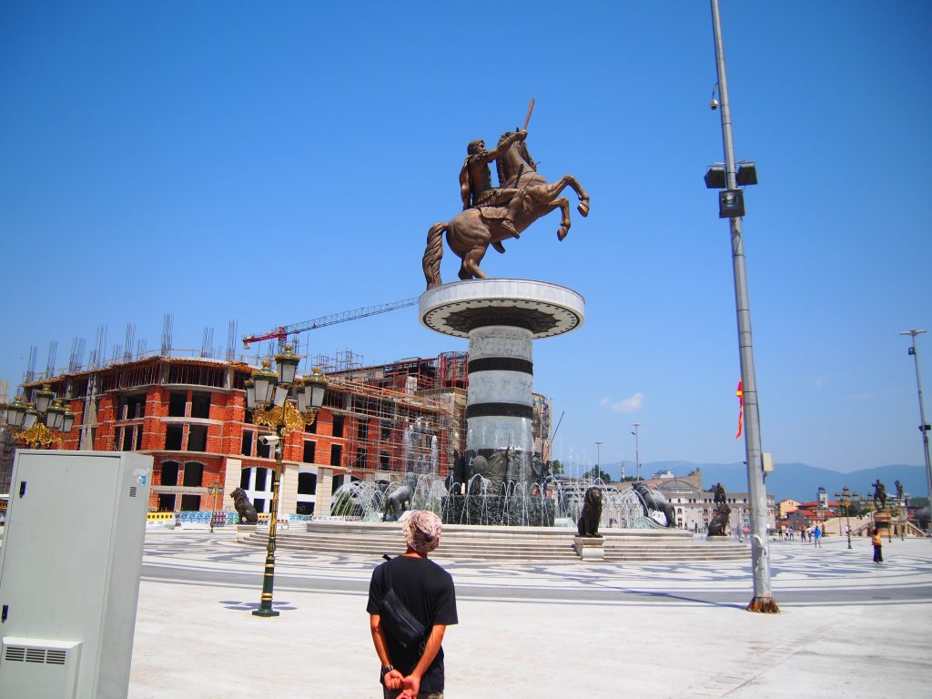 マケドニア　スコピエ　世界一周　EU　違和感　銅像