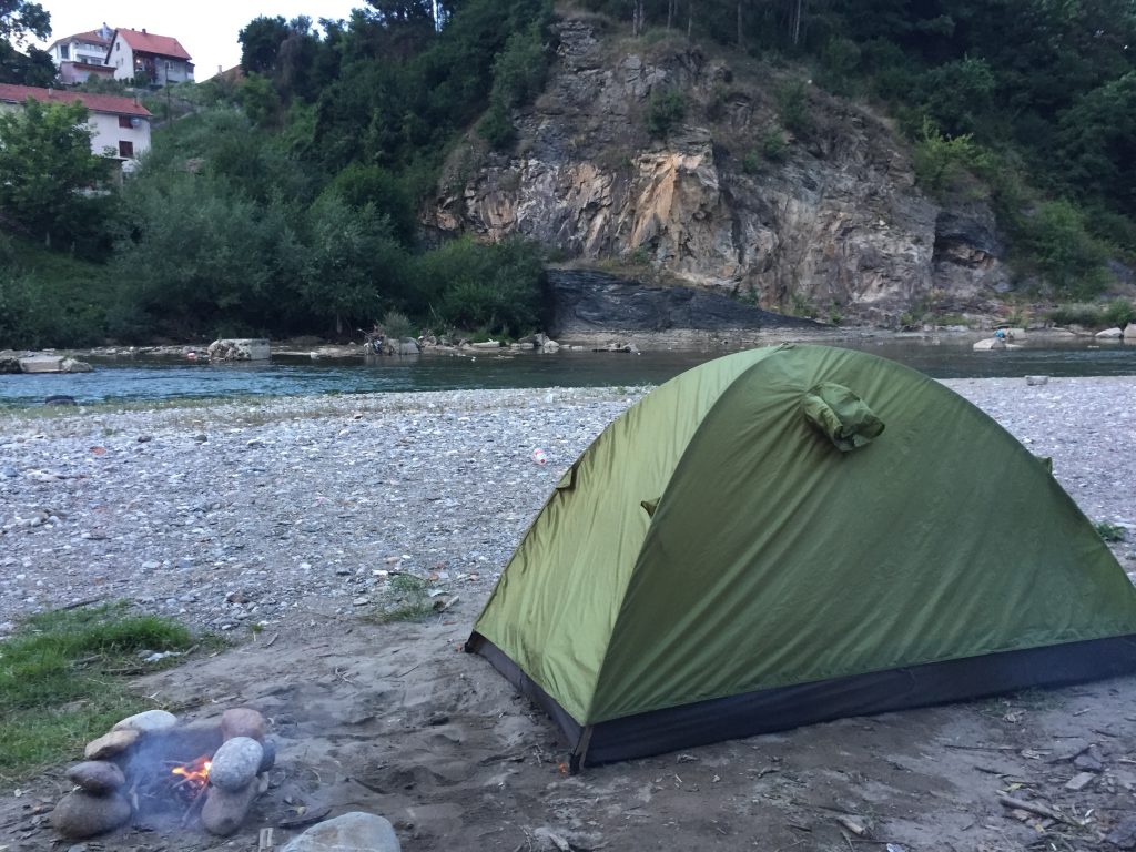 世界一周　バルカン半島　モンテネグロ　テント　キャンプ