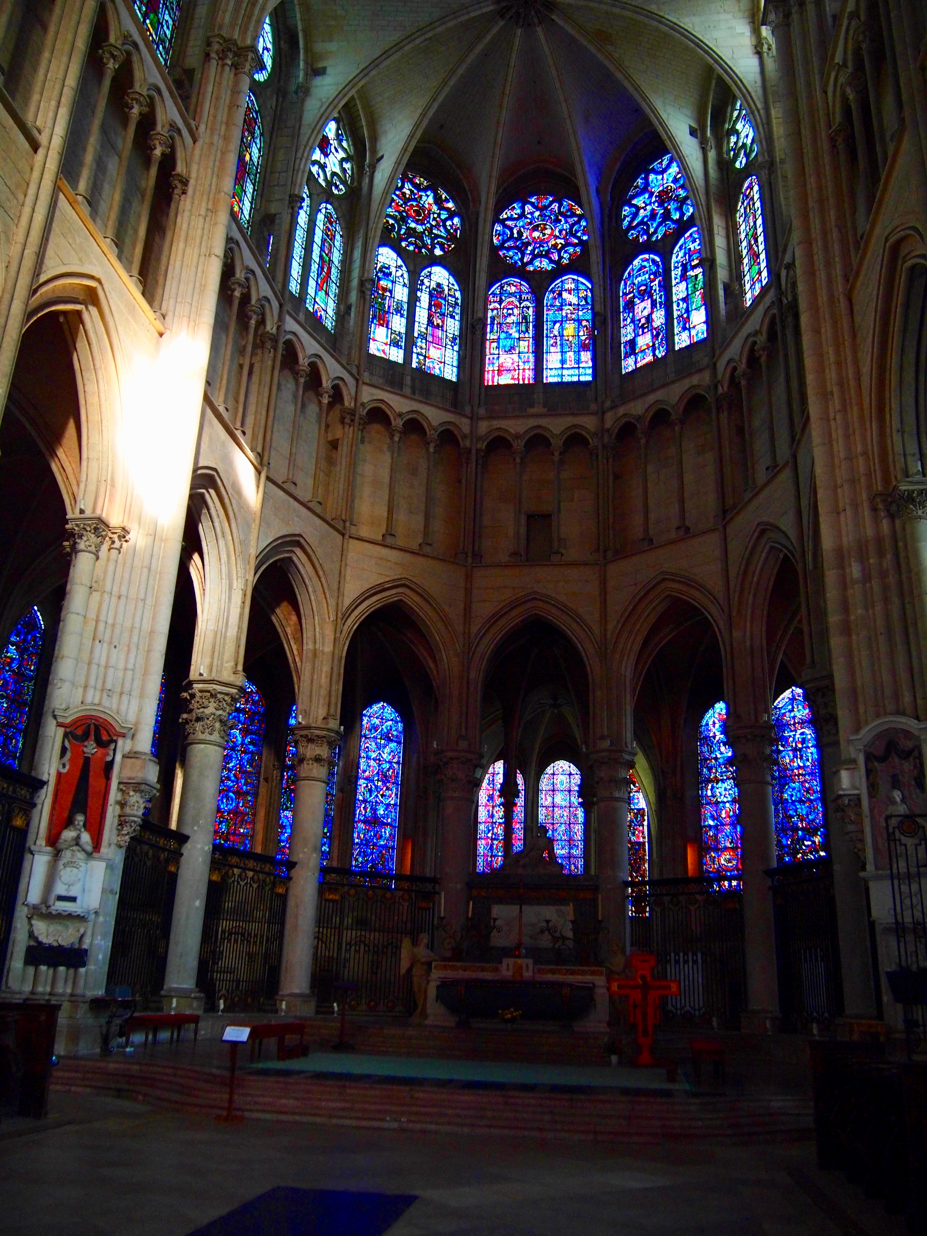 世界一周　フランス　オーセール　教会　ステンドグラス